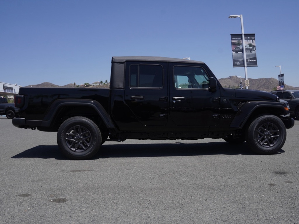2025 Jeep Gladiator Sport S photo 2