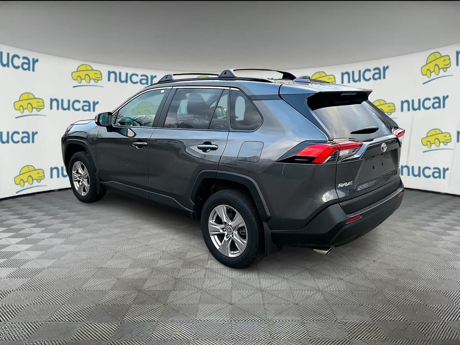 2022 Toyota RAV4 XLE photo 3