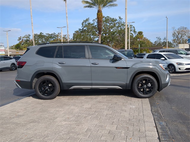 2025 Volkswagen Atlas Peak Edition SE photo 2