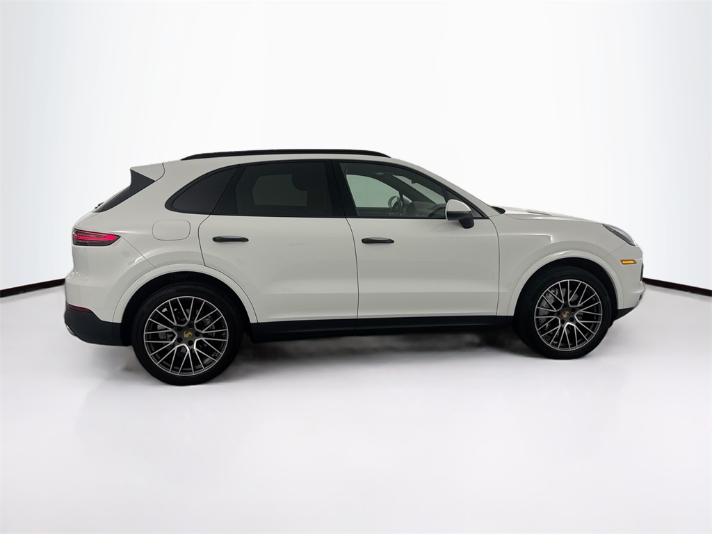 2022 Porsche Cayenne Base photo 3