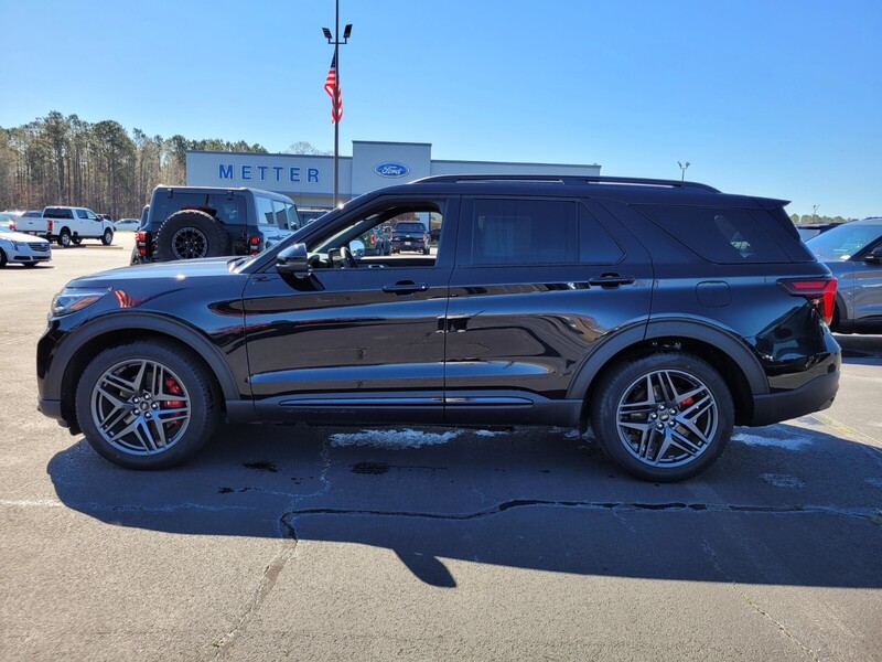 2025 Ford Explorer ST photo 4