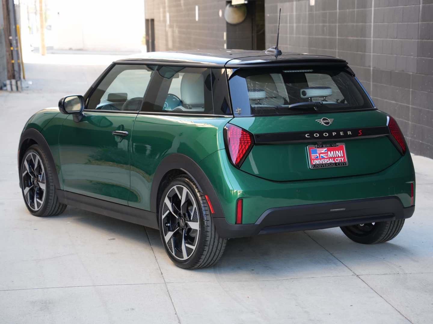 2026 Mini Cooper 2 Door Hardtop Signature photo 3