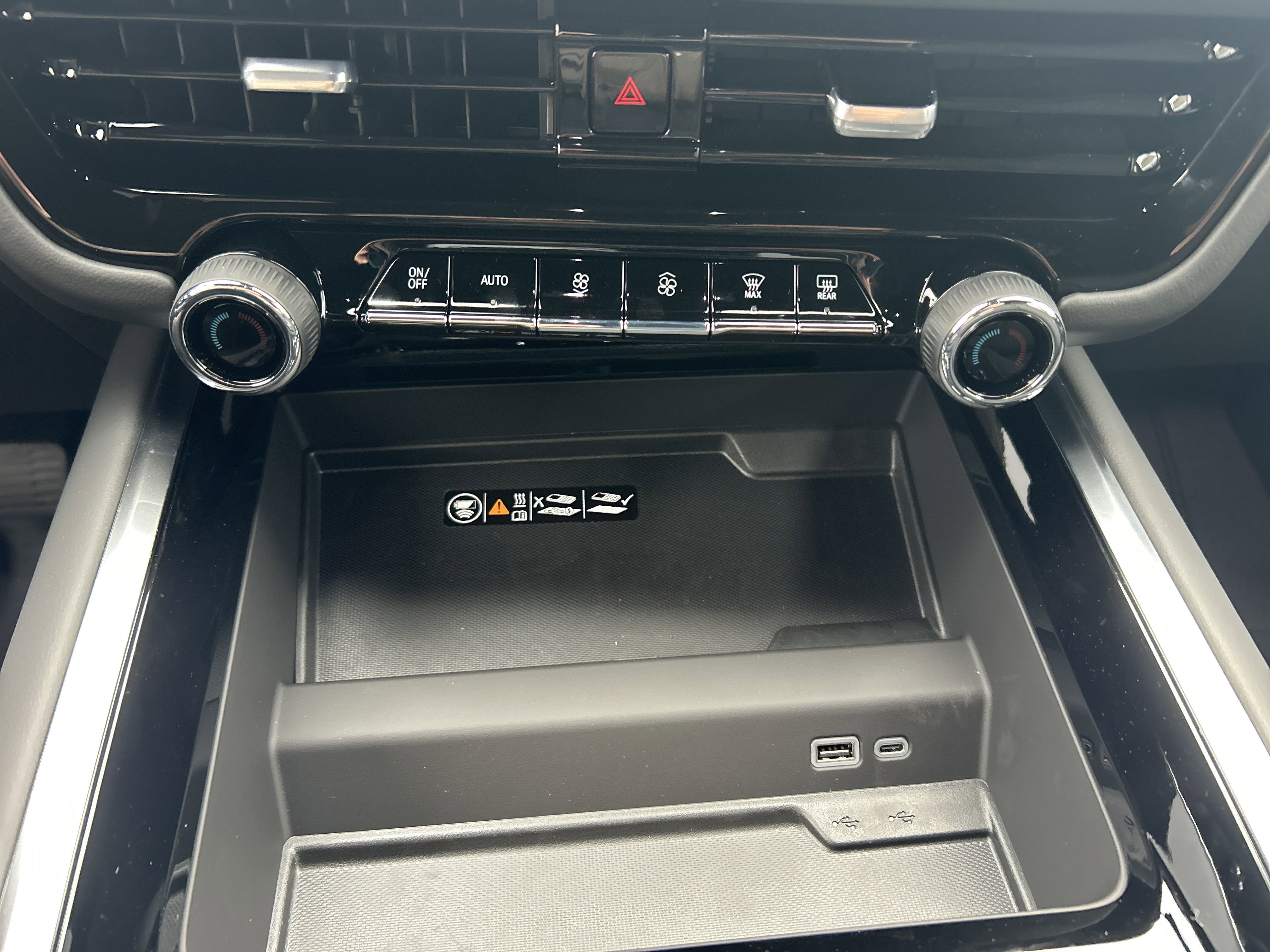 2025 Chevrolet Suburban Premier photo 3