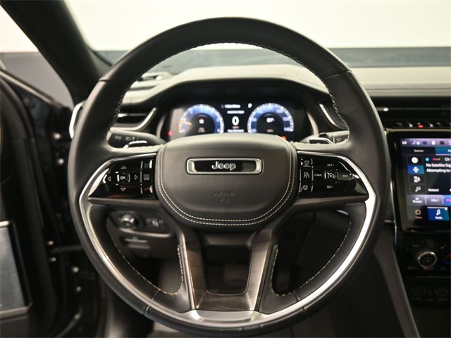 2022 Jeep Grand Cherokee Overland photo 2