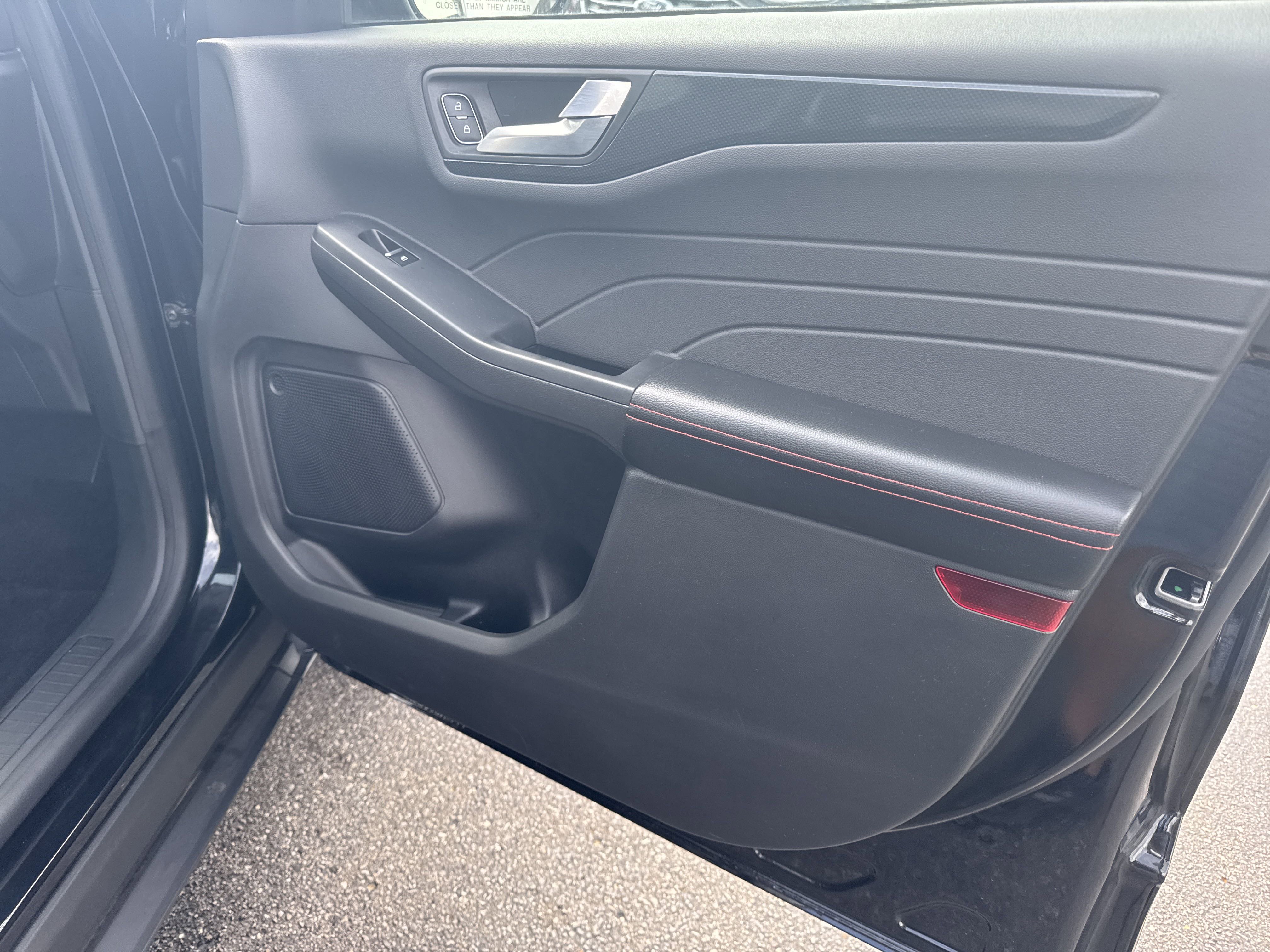 2023 Ford Escape ST-Line photo 2