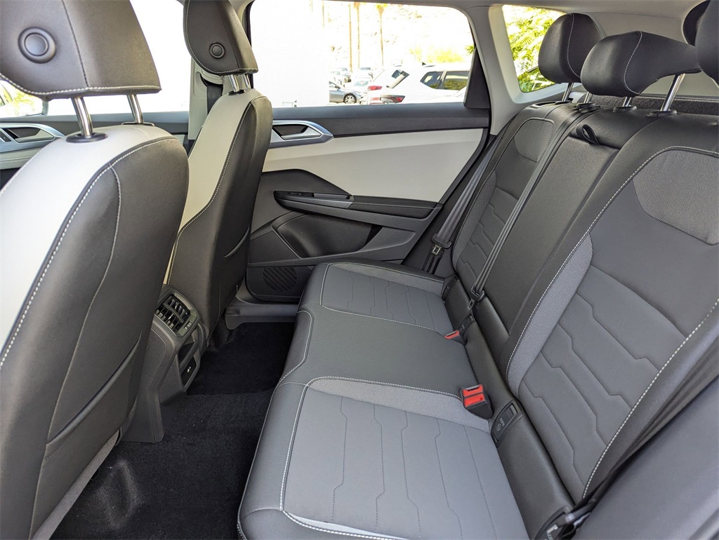 2025 Volkswagen Taos SE photo 18