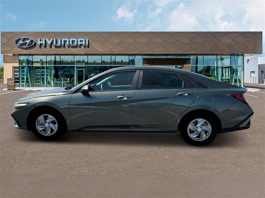 2025 Hyundai Elantra SE photo 2