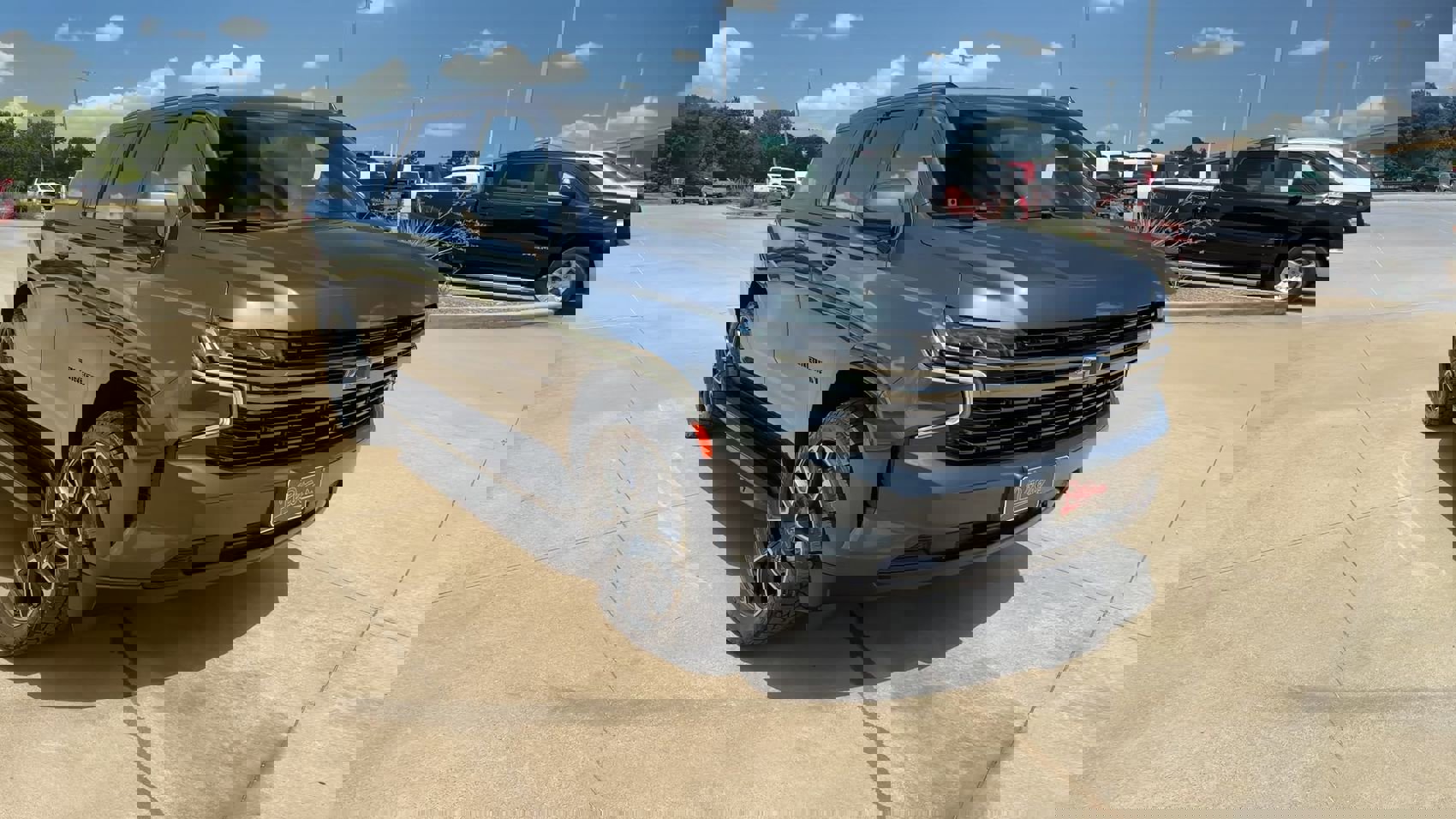 2021 Chevrolet Suburban RST photo 2