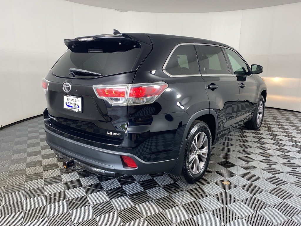 2016 Toyota Highlander LE Plus photo 9