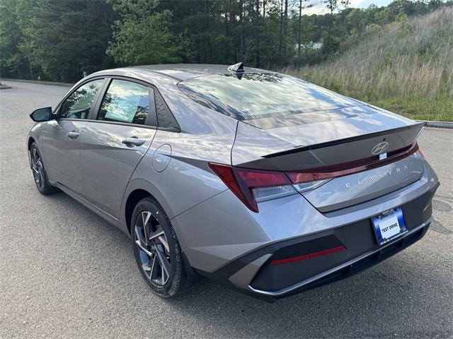2025 Hyundai Elantra SEL Sport photo 3