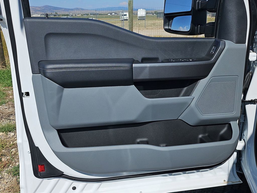 2025 Ford F-350 photo 27