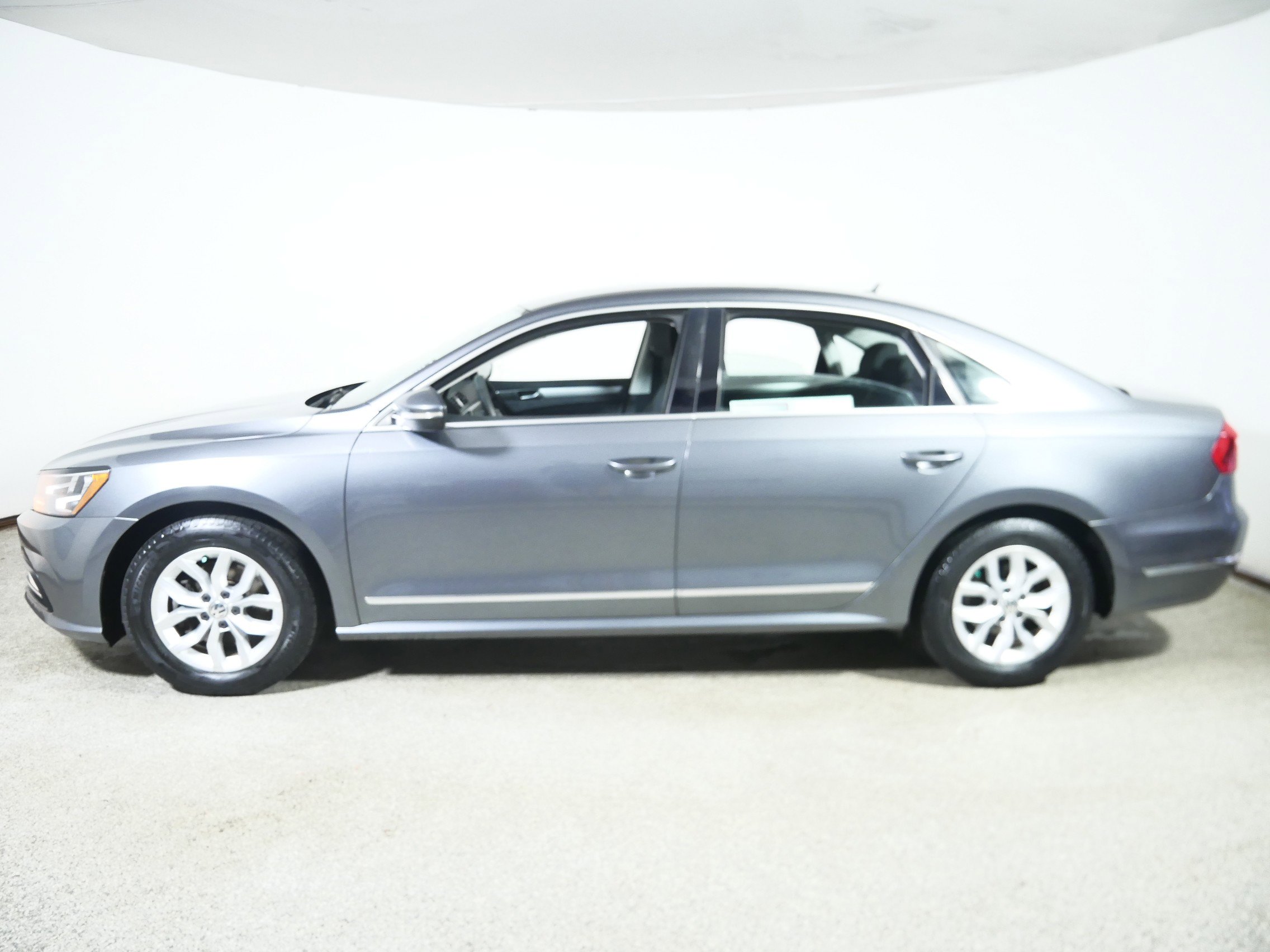 2016 Volkswagen Passat S photo 4