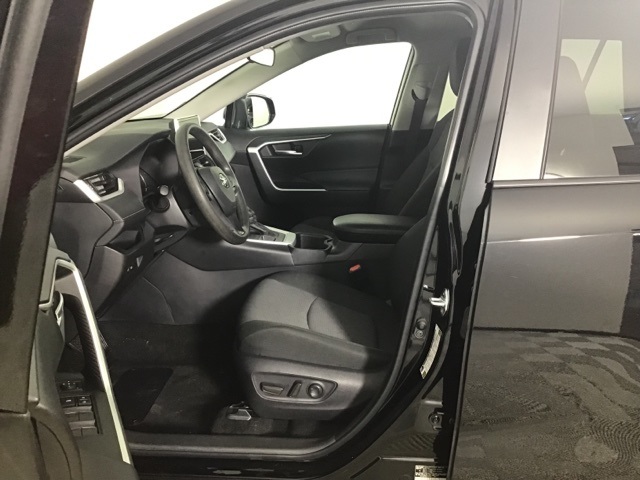 2025 Toyota RAV4 XLE photo 3