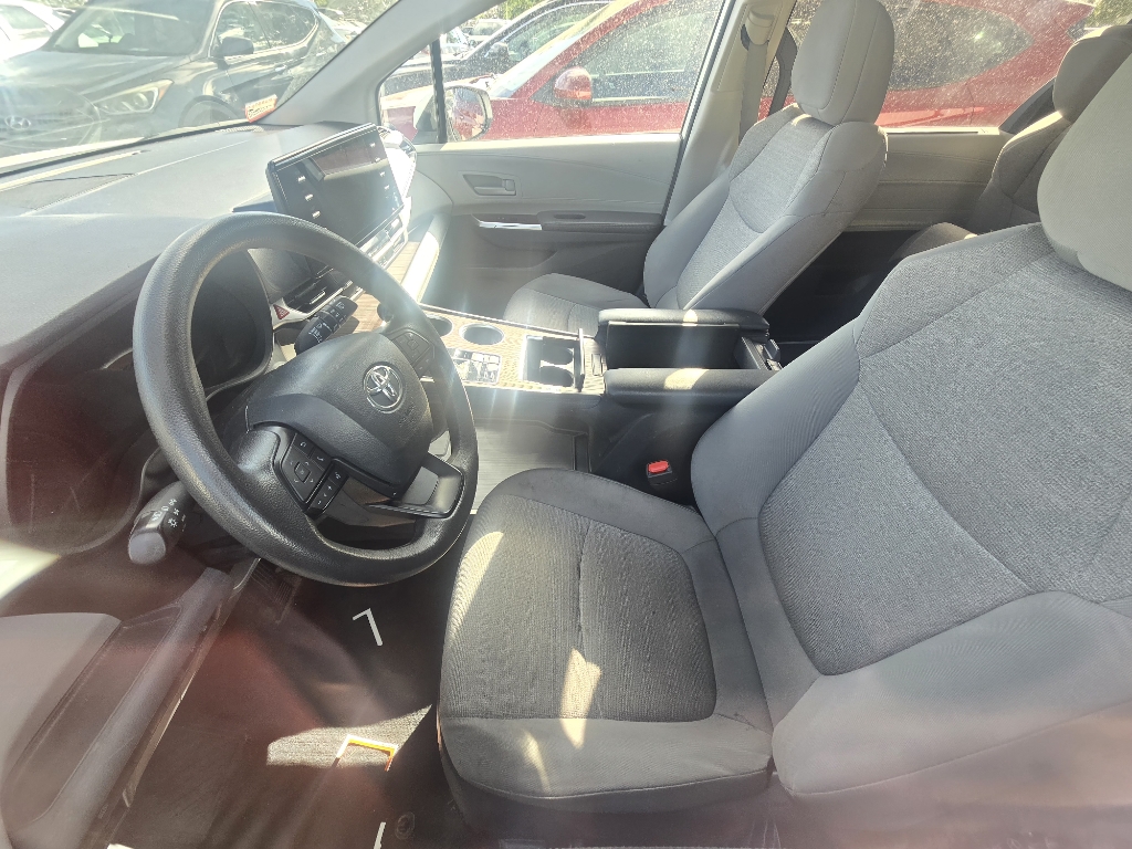 2024 Toyota Sienna LE photo 8