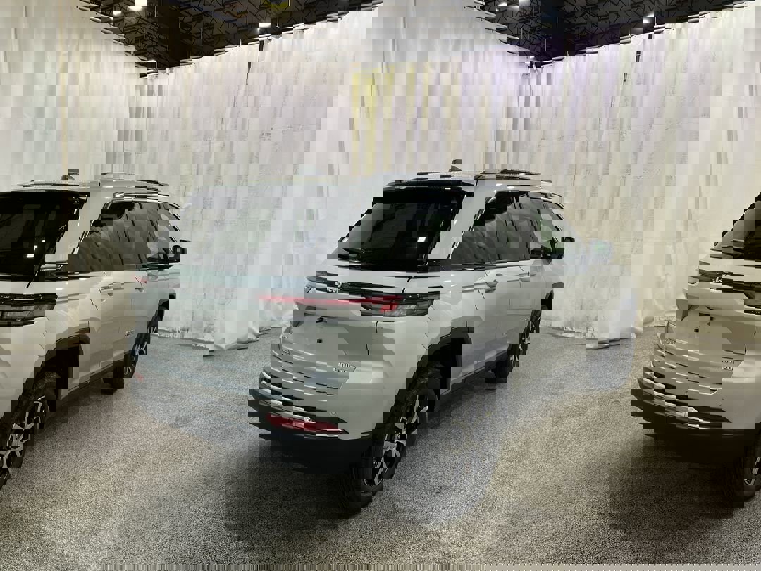 2025 Jeep Grand Cherokee Limited photo 4