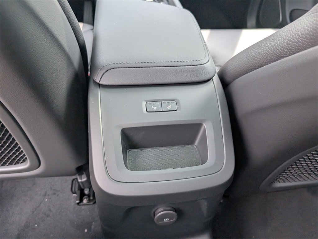 2025 Volvo XC60 T8 Plus photo 12