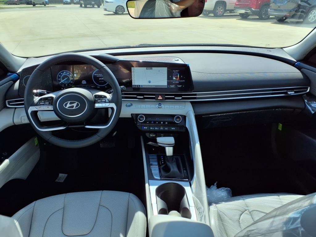 2025 Hyundai Elantra Hybrid Limited photo 4