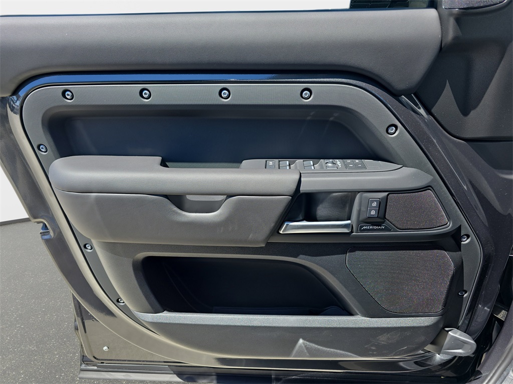 2025 Land Rover Defender 130 S photo 23