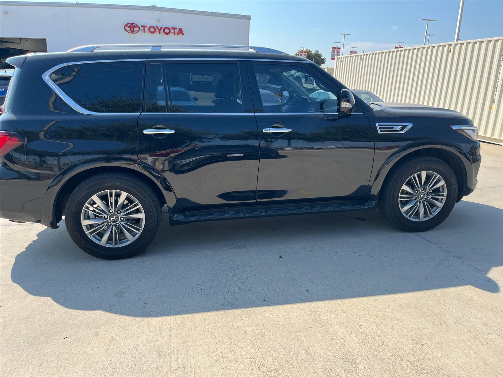 2021 Infiniti QX80 Luxe photo 3