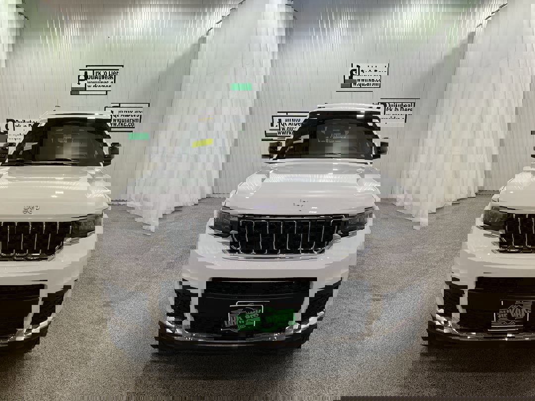 2025 Jeep Grand Cherokee Laredo X photo 2