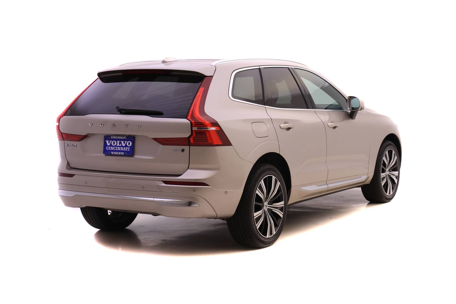 2023 Volvo XC60 B5 Plus photo 4