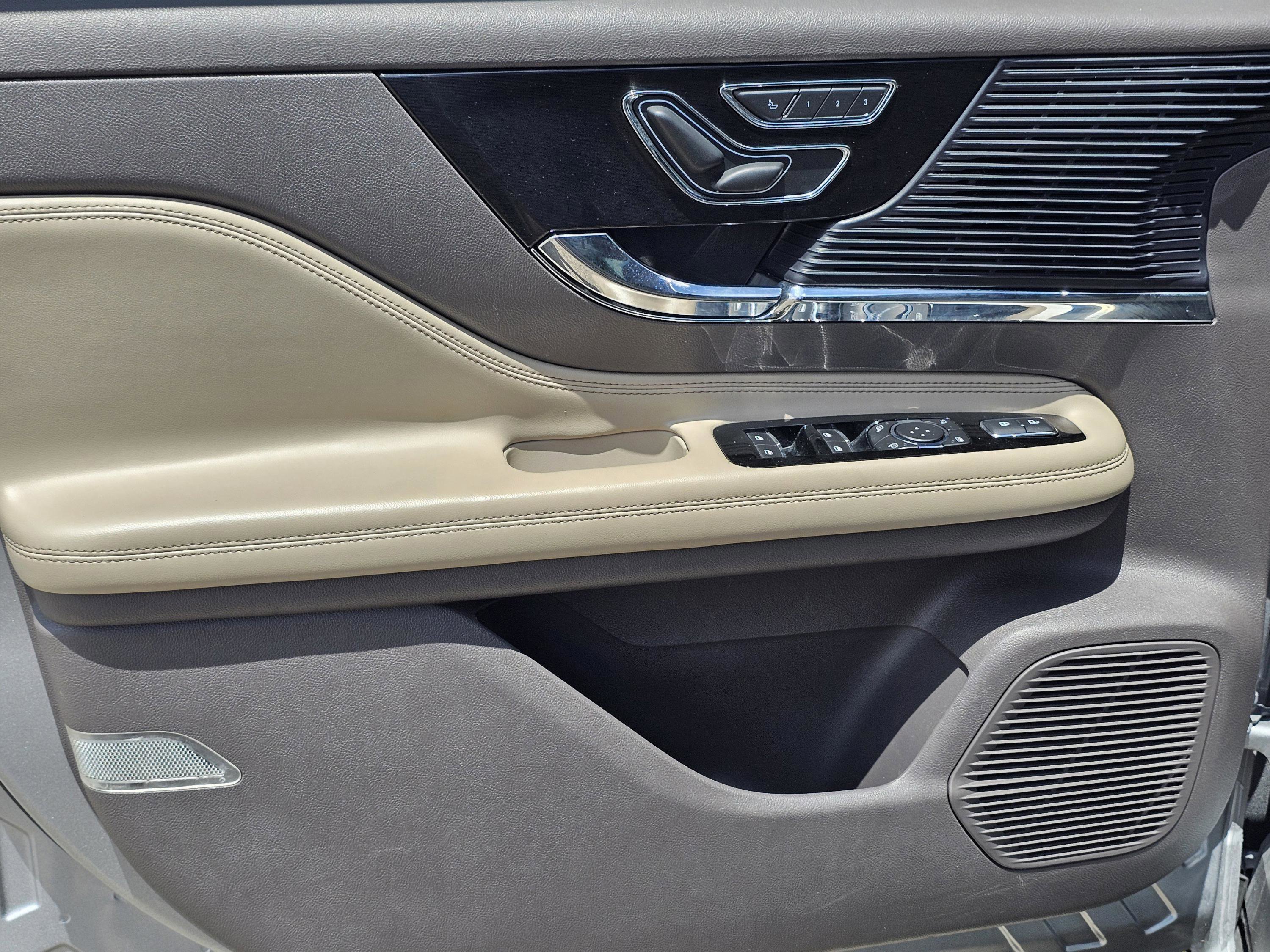 2021 Lincoln Corsair Standard photo 9