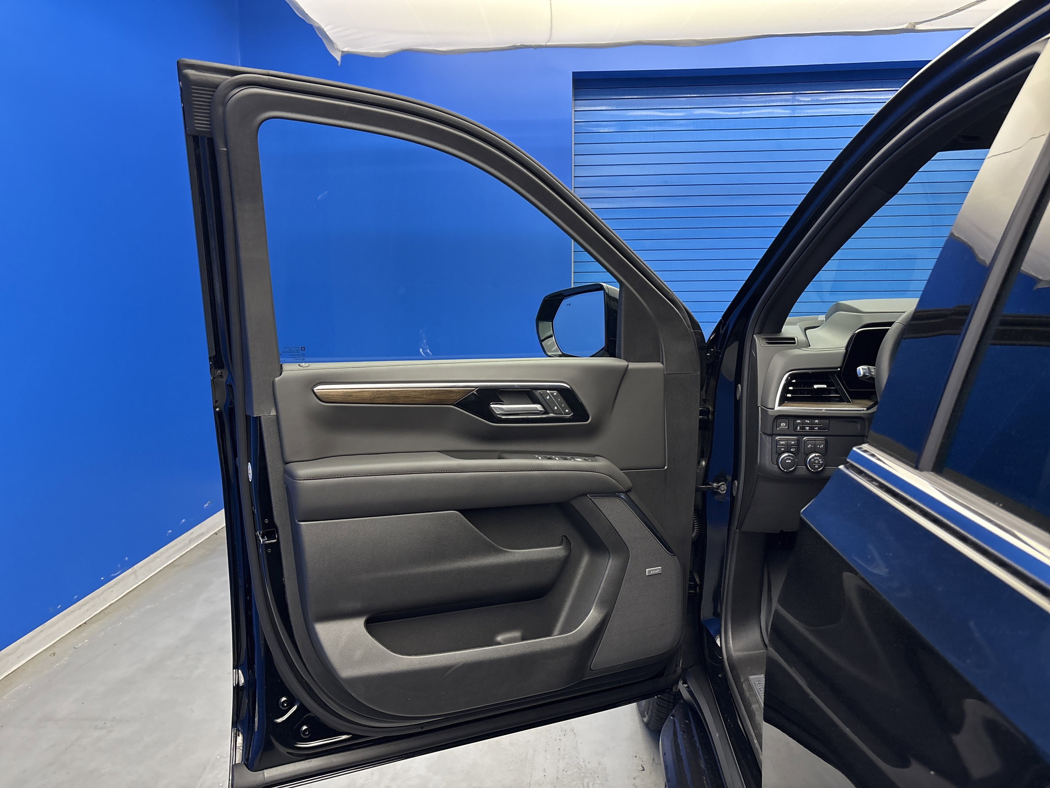 2025 Chevrolet Suburban High Country photo 6