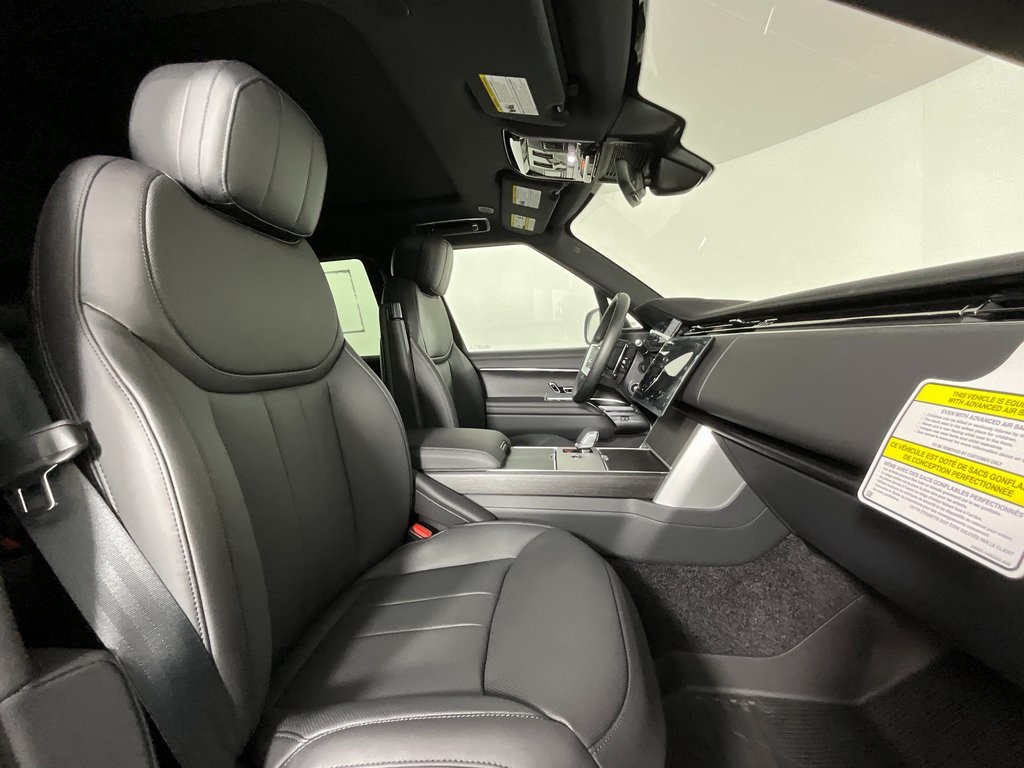 2025 Land Rover Range Rover SE photo 2