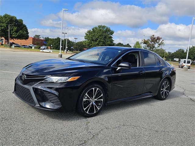 2020 Toyota Camry SE photo 3