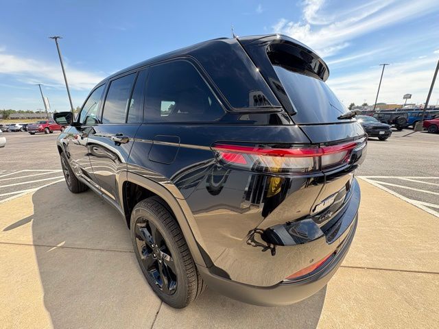 2025 Jeep Grand Cherokee Limited photo 3