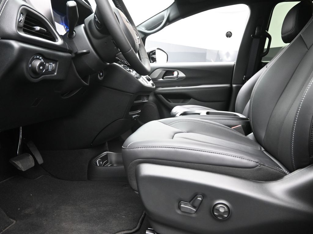 2026 Chrysler Pacifica photo 13
