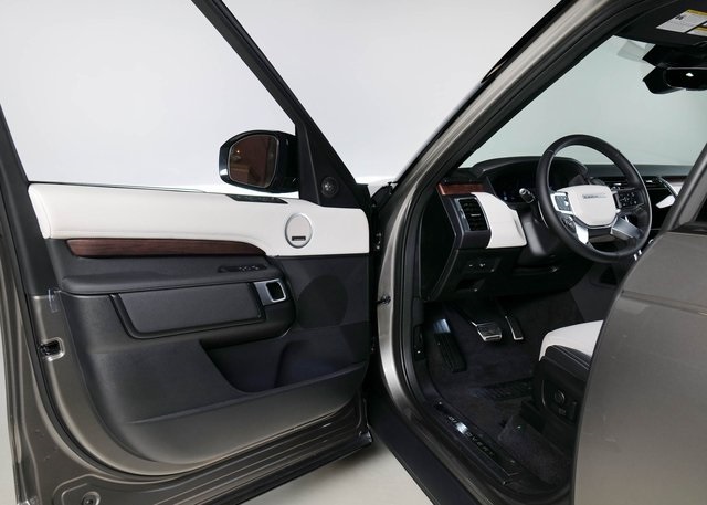 2024 Land Rover Discovery SE photo 16