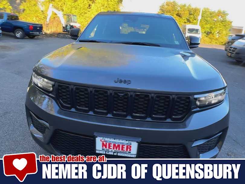 2025 Jeep Grand Cherokee Limited photo 3