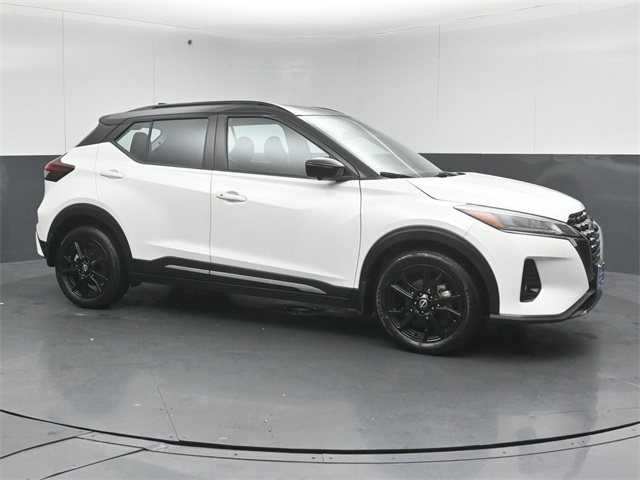 2023 Nissan Kicks SR's photo