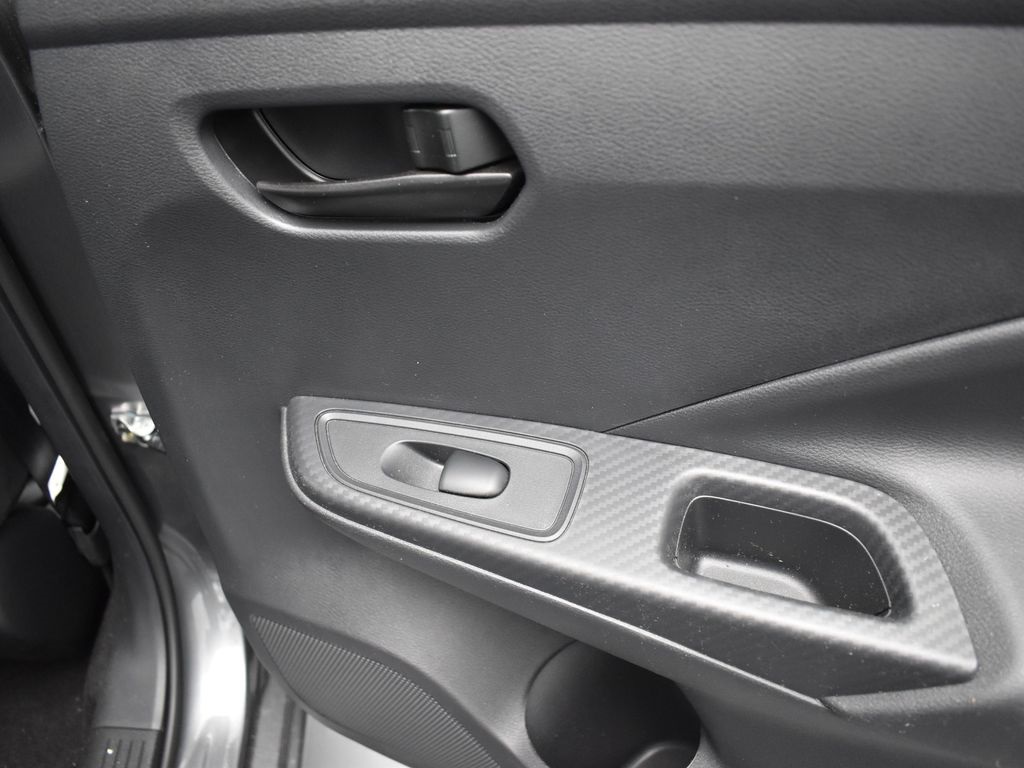 2025 Nissan Versa 1.6 S photo 18