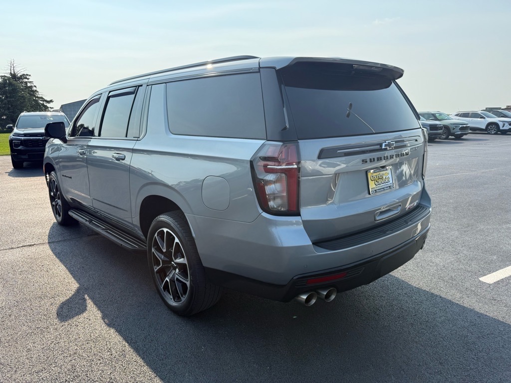 2023 Chevrolet Suburban RST photo 3