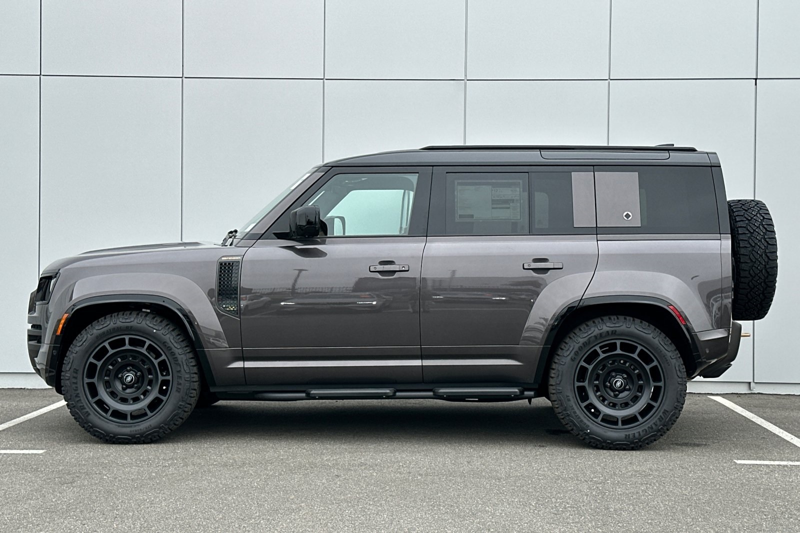 2025 Land Rover Defender 110 photo 2