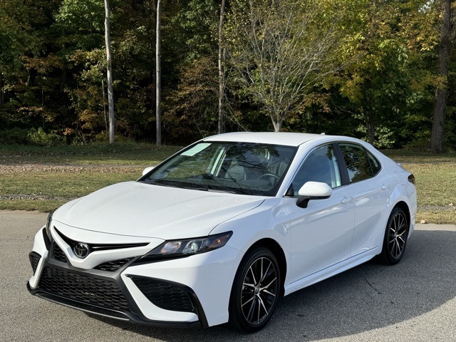 2024 Toyota Camry SE's photo