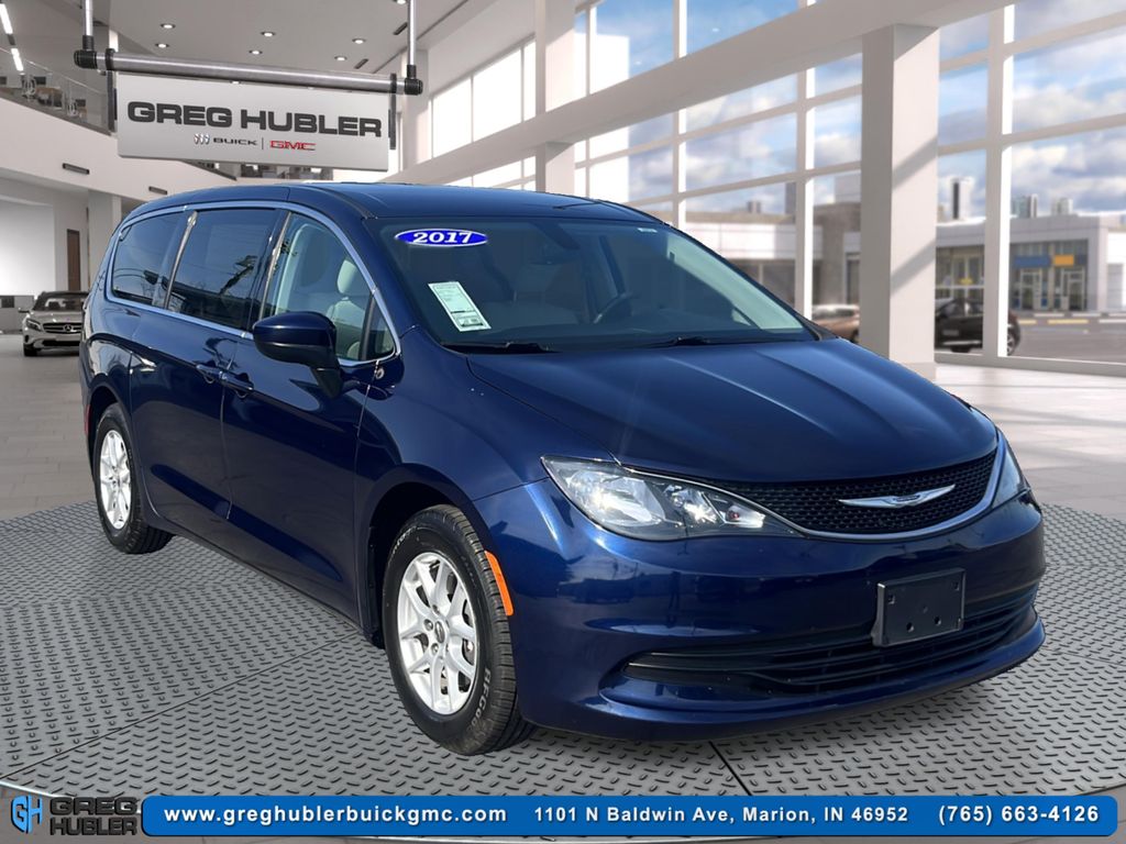 2017 Chrysler Pacifica Touring photo 3