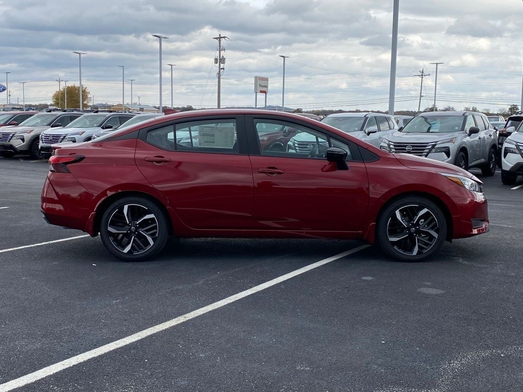 2025 Nissan Versa 1.6 SR photo 2