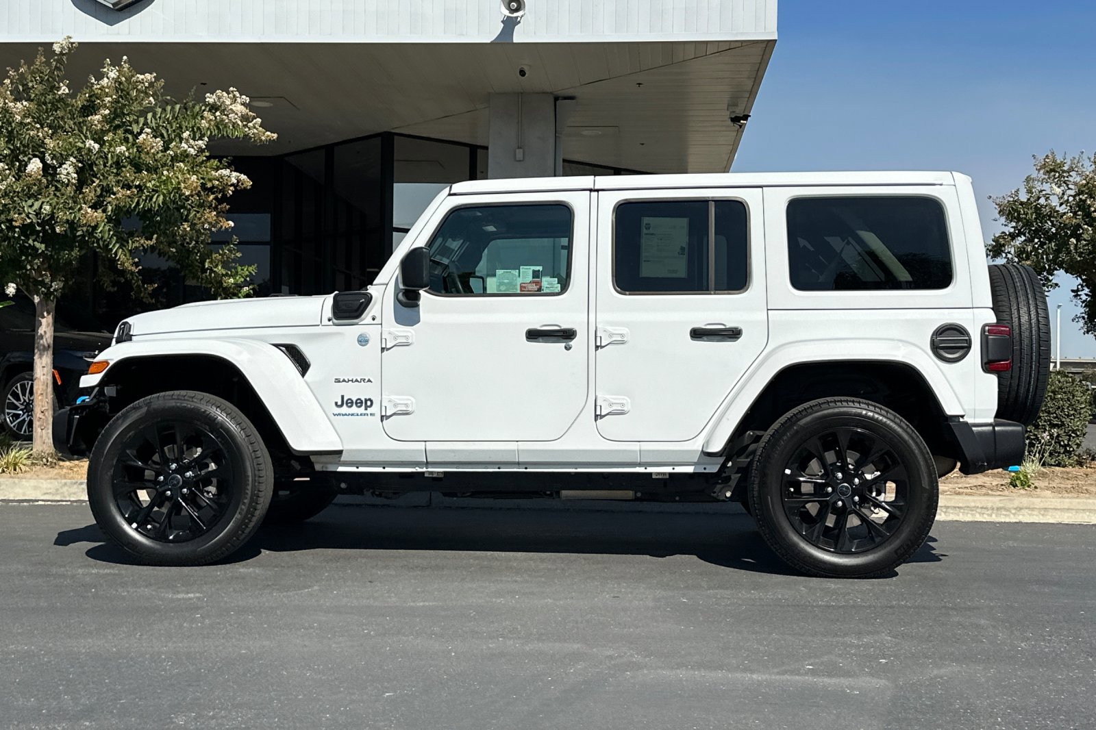 2024 Jeep Wrangler Sahara 4xe photo 7