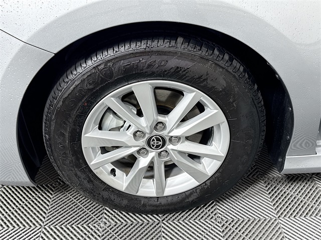 2025 Toyota Camry LE photo 4