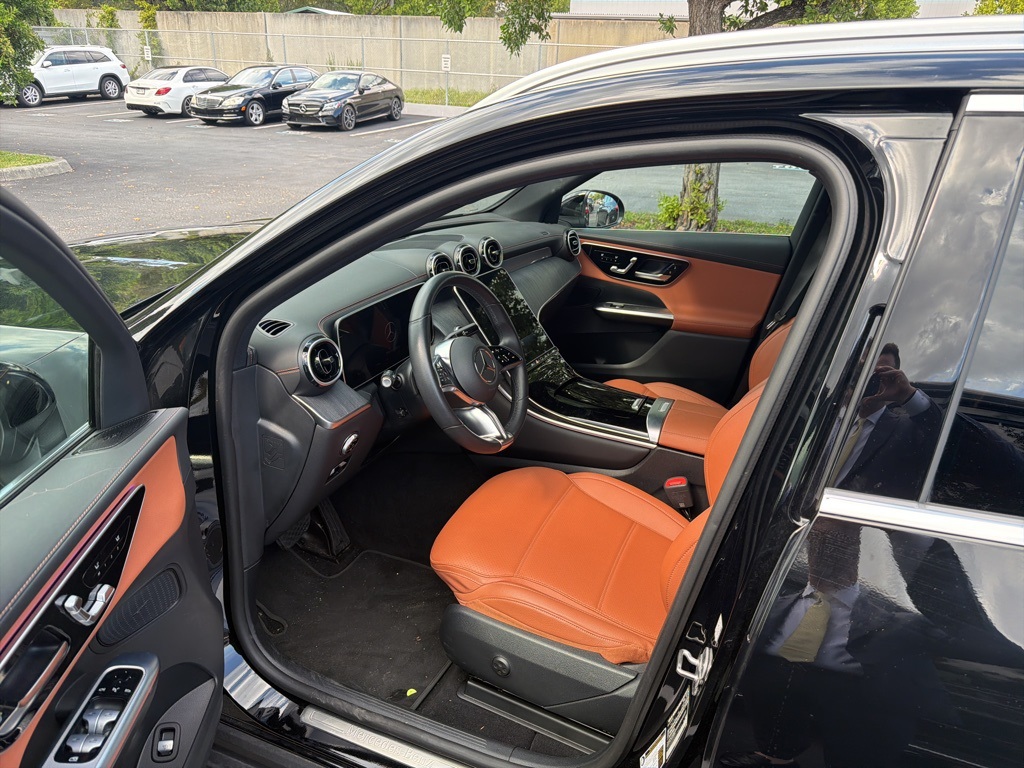 2025 Mercedes Benz GLC 300 4MATIC photo 3