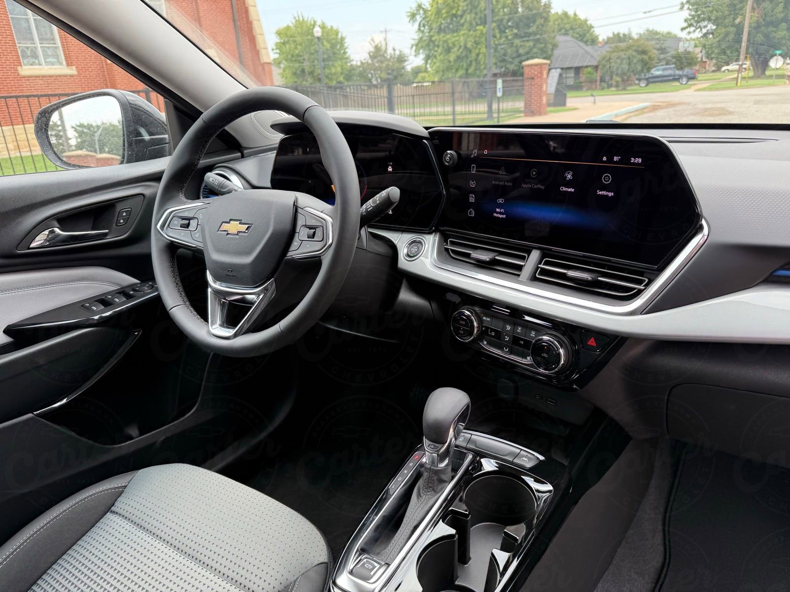 2025 Chevrolet Trax LT photo 2