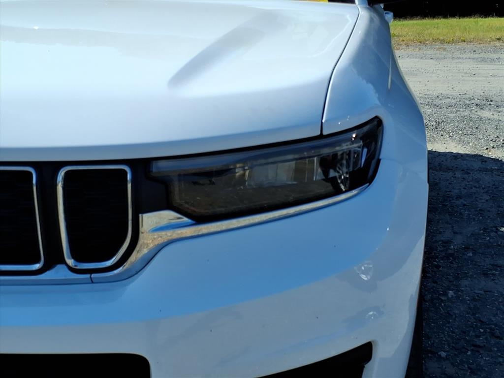 2023 Jeep Grand Cherokee Laredo photo 3