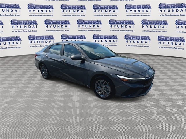 2024 Hyundai Elantra SEL photo 3