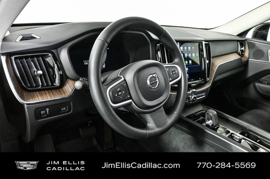 2022 Volvo XC60 Momentum photo 4
