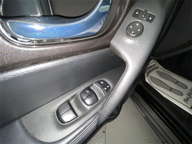 2018 Nissan Rogue SV photo 12