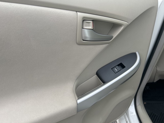 2014 Toyota Prius Four photo 9