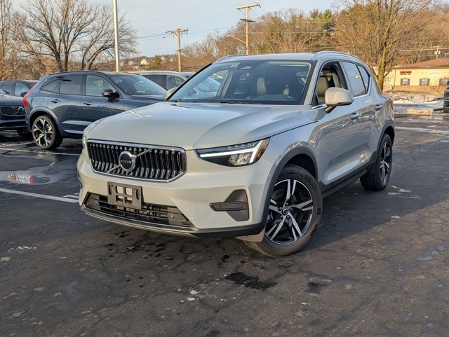 2025 Volvo XC40 Core's photo